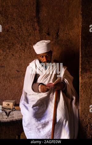 Äthiopien, Amhara-region, Lalibela, Wette Geyorgis, Priester Lesung Evangelium Stockfoto