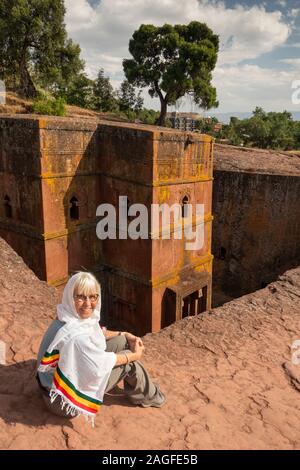 Äthiopien, Amhara-region, Lalibela, Senior weibliche Touristen über Einsatz Giyorgis, St George's Lailibela ist nur aufgedeckt Fels gehauene Kirche Stockfoto