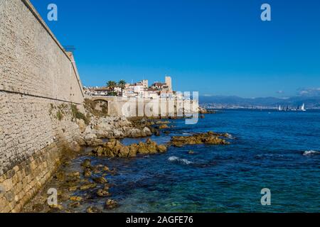 Frankreich. Provence. Französische Riviera. Cote d'Azur. Antibes. Küste von alten historischen Zentrum der Stadt und Wahrzeichen. Ansicht vom Meer Stockfoto