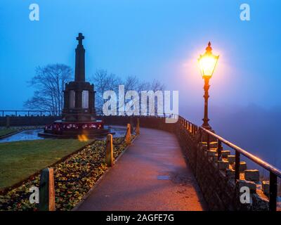 Das Kriegerdenkmal im Schlosspark auf einem nebligen Abend in Knaresborough North Yorkshire England Stockfoto