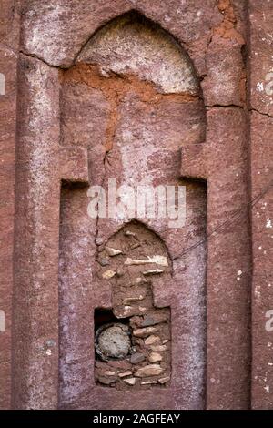 Äthiopien, Amhara-region, Lalibela, Arbatu Ensessa, Biblia Chirkos Kirche, Bienenstock in Fels gehauene Kirche Fenster Stockfoto