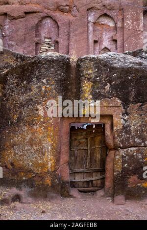 Äthiopien, Amhara-region, Lalibela, Arbatu Ensessa, Biblia Chirkos Kirche, hölzerne Tür in festen Stein Wand Stockfoto