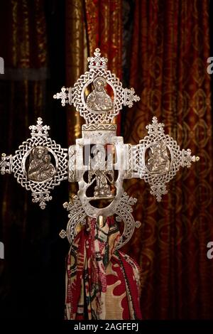 Äthiopien, Amhara-region, Lalibela, Arbatu Chirkos Ensessa, Biblia, alte Felsen gehauene Kirche, die Hand des Priesters Holding verzierten Bronzeguss Gebet Kreuz um uns Stockfoto