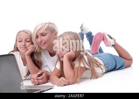Mutter und Töchter ihre Lieblings Videos auf einem Laptop Stockfoto