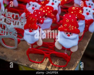 Weihnachten Santa Haar Bänder und Schutzbrille für Kinder in Mumbai lokaler Markt Stockfoto