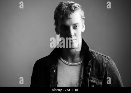 Gesicht der jungen gutaussehenden Mann denken in Schwarz und Weiß Stockfoto