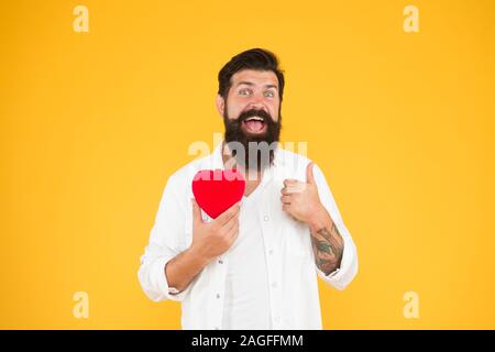 Gesunde Gewohnheiten und Lebensweise. Überwachung und Messung. Man bärtige Hipster halten roten Herzen. Verschreiben Medikamente senken den Blutdruck Cholesterin. Fühlen pulse check Herzfrequenz Rhythmus. Herzkrankheit. Stockfoto