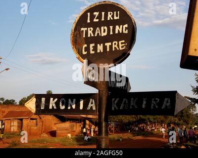 Wegweiser in Iziru Trading Center, Uganda Stockfoto