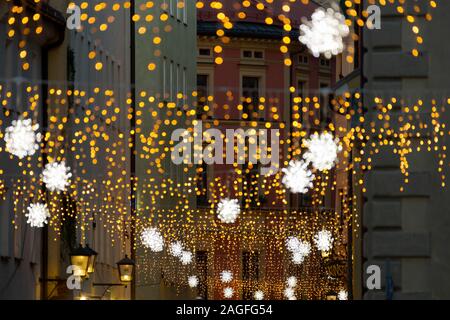 Gesandtenstraße in Regensburg mit Weihnachten Lichterkette Dekoration während der Nacht Stockfoto