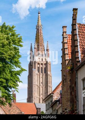 Turm der Liebfrauenkirche Onze Lieve Vrouwekerk, --in Brügge, Belgien. Stockfoto