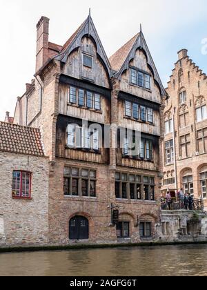 Hotel in einem historischen Gebäude mit fachwerkhaus Fassade entlang Kraanrei Kanal in Brügge, Belgien. Stockfoto