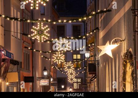 Untere Bachgasse in Regensburg mit Weihnachten Lichterkette Dekoration während der Nacht Stockfoto