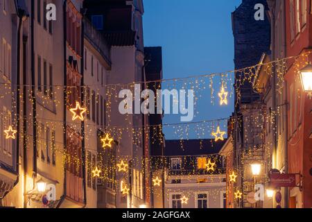 Weihnachten Lichterkette Dekoration in der Wahlenstraße in der Altstadt von Regensburg bei Nacht Stockfoto