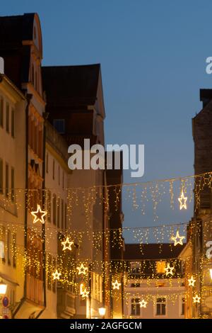 Weihnachten Lichterkette Dekoration in der Wahlenstraße in der Altstadt von Regensburg bei Nacht Stockfoto