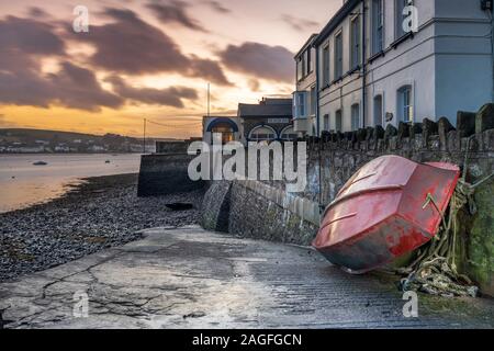 Appledore, North Devon, England. Donnerstag 19. Dezember 2019. UK Wetter. Nach heftigen Regengüssen über Nacht in North Devon, eine starke Brise in der Dämmerung beginnt die Wolke über dem West Quay zu brechen in der malerischen Küstenort Appledore. Terry Mathews/Alamy Leben Nachrichten. Stockfoto