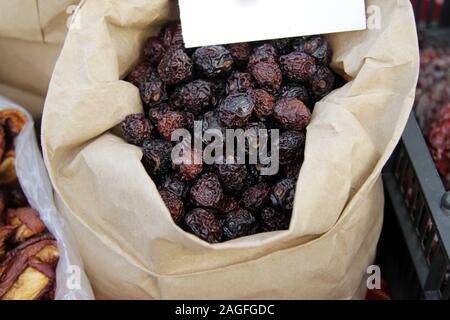 Getrocknete Hagebutten. Trockenfrüchte in Papiertüte. Rose hip. Stockfoto