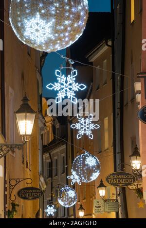 Weihnachten Lichterkette Dekoration in der Tändlergasse in der Altstadt von Regensburg bei Nacht Stockfoto