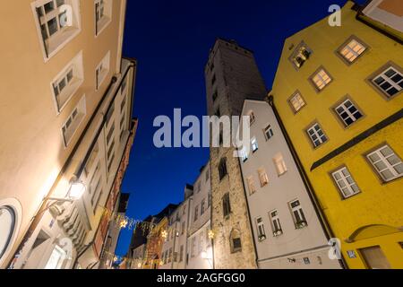 Weihnachten Lichterkette Dekoration in der Wahlenstraße in der Altstadt von Regensburg bei Nacht Stockfoto