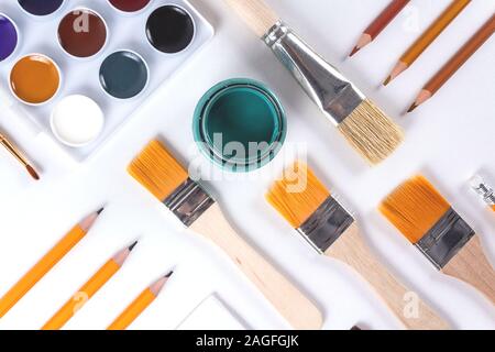 Kreative flach. Farben, Pinsel und Stifte auf hellen Hintergrund. Kreative Werkstatt oder Master Klasse Hintergrund. Diagonale Anordnung der Objekte Form öffnen Stockfoto