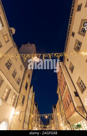 Weihnachten Lichterkette Dekoration in der Wahlenstraße in der Altstadt von Regensburg bei Nacht Stockfoto