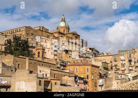 Stadtansicht mit der Kathedrale in Modica, Sizilien, Italien, Europa | Blick auf die Stadt mit Kathedrale in Modica, Sizilien, Italien, Europa Stockfoto