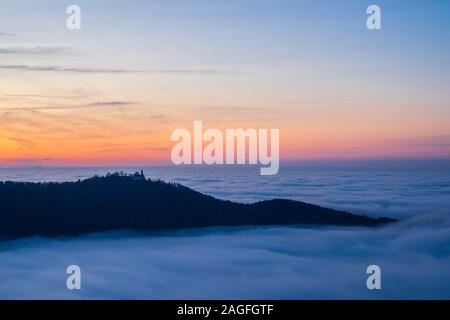 Deutschland, magische Luftbild oben Nebel wolken Umgebung Burg Teck teckberg am Berg der Schwäbischen Alb Natur Landschaft bei Sonnenuntergang in der Nähe von Stuttgart