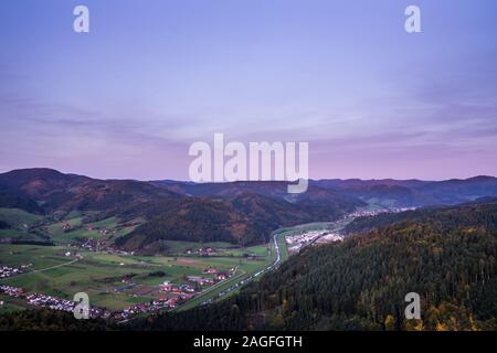 Deutschland, Breite Luftbild oben Schwarzwald Dörfer entlang der Kinzig im Kinzigtal durch endlose Wälder und Berge bei Sonnenuntergang umgeben Stockfoto