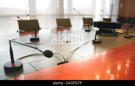 Mikrofon auf einem Holztisch und leere Stühle in einem Sitzungssaal. Business Konzept Stockfoto