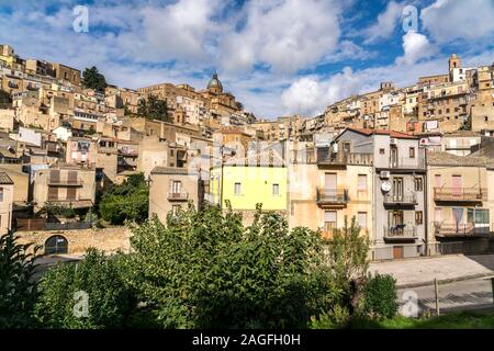 Stadtansicht mit der Kathedrale in Modica, Sizilien, Italien, Europa | Blick auf die Stadt mit Kathedrale in Modica, Sizilien, Italien, Europa Stockfoto