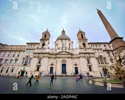 Rom, Italien, 12. November 2019: Fassade des barocken Kirche Sant'Agnese in Agone an der Piazza Navona, im historischen Zentrum von Rom, in der mit Menschen s Stockfoto