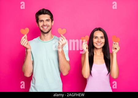 Foto der netten Kerl und Frau wenig Papier Herzen in die Hände zum Ausdruck bringen positive Kommentare zu neuen sozialen Netzwerk post tragen casual Outfit isoliert Stockfoto