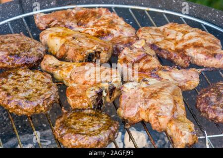 Fleisch am Grill im Garten im Sommer gekocht Stockfoto