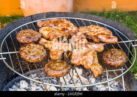 Fleisch am Grill im Garten im Sommer gekocht Stockfoto