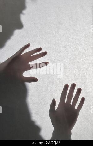 Schattenhafte Gestalt hinter einem Matt Glas Stockfoto
