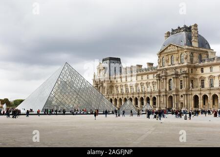 PARIS, Frankreich, 04. Oktober 2019: Leute, Louvre Museum mit Louvre Pyramide Stockfoto