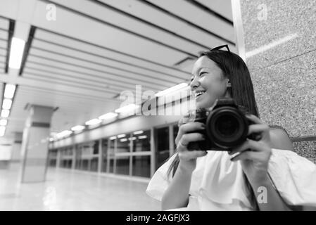 Junge schöne touristische Frau Erkundung der Stadt Bangkok. Stockfoto