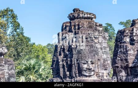 Bayon Tempel Buddha Statuen und Schnitzereien Angkor Thom komplexe Siem Reap Kambodscha - zwei Buddha Statuen Stockfoto