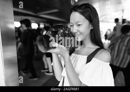 Junge schöne touristische Frau Erkundung der Stadt Bangkok. Stockfoto