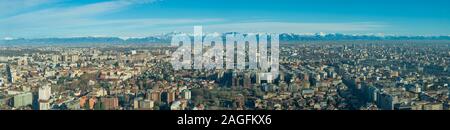 Luftaufnahme von Mailand (Italien) Mit den Lombardischen Alpen im Hintergrund Stockfoto