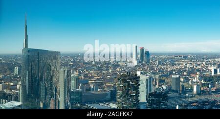 Mailänder Stadtansichten, Panoramaaussicht mit neuen Wolkenkratzer in Porta Nuova entfernt. Italienische Landschaft. Stockfoto