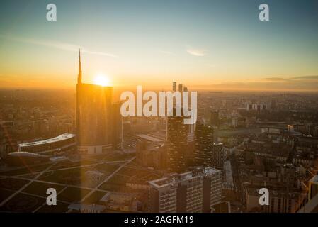 Mailänder Stadtansichten bei Sonnenuntergang, Panorama mit neue Wolkenkratzer in Porta Nuova entfernt. Italienische Landschaft. Stockfoto