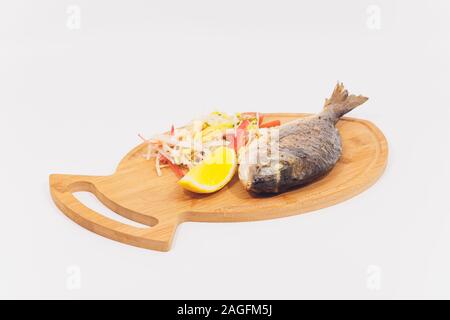Frisch gegrillte Dorado mit Zitrone und Cocktailtomaten. Ganze Grill Dorade Fisch die Ansicht von oben und Flach. Sparus Aurata Stockfoto