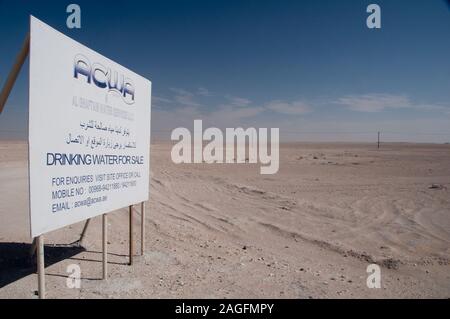 Trinkwasser in der Wüste von Oman Stockfoto