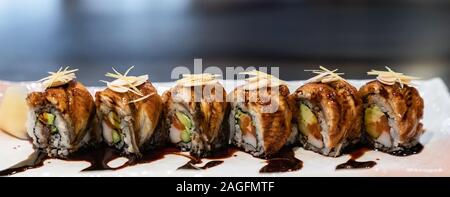 Traditionelle japanische Küche Küche Unagi roll, Japanisch ell dienen mit japanischen Reis und Avocado mit spezieller Sosse. Panorama die Fruchtart, die für Web Banner. Stockfoto