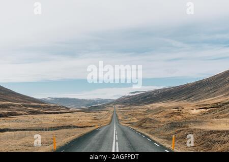 Schöne Aussicht auf die berühmte Ringstraße in der Mitte Der bergigen Landschaft in Island Stockfoto