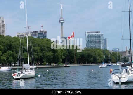 Moderne Stadt mit Wolkenkratzern in Kanada, umgeben vom Fluss Mit weißen Booten darauf Stockfoto