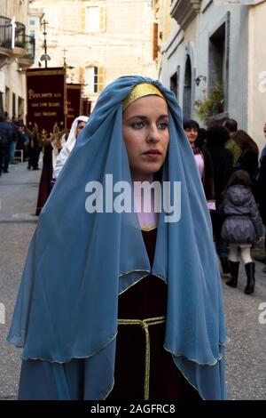 NAXXAR, MALTA - 03.April 2015: Junge Dame als eine der weiblichen Persönlichkeiten, die in der Passion Christi. Karfreitagsprozession, Naxxar, Malta Stockfoto