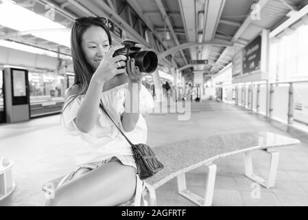 Junge schöne touristische Frau Erkundung der Stadt Bangkok. Stockfoto