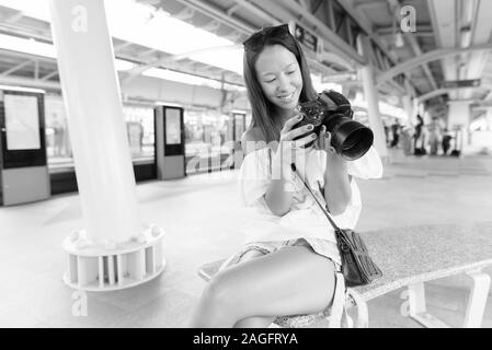 Junge schöne touristische Frau Erkundung der Stadt Bangkok. Stockfoto