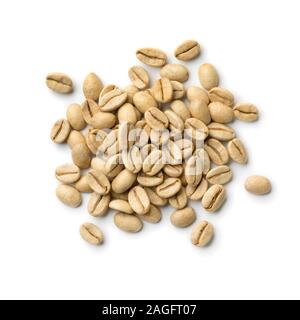 Haufen der indischen Malabar grün ungerösteten Kaffeebohnen auf weißem Hintergrund Stockfoto